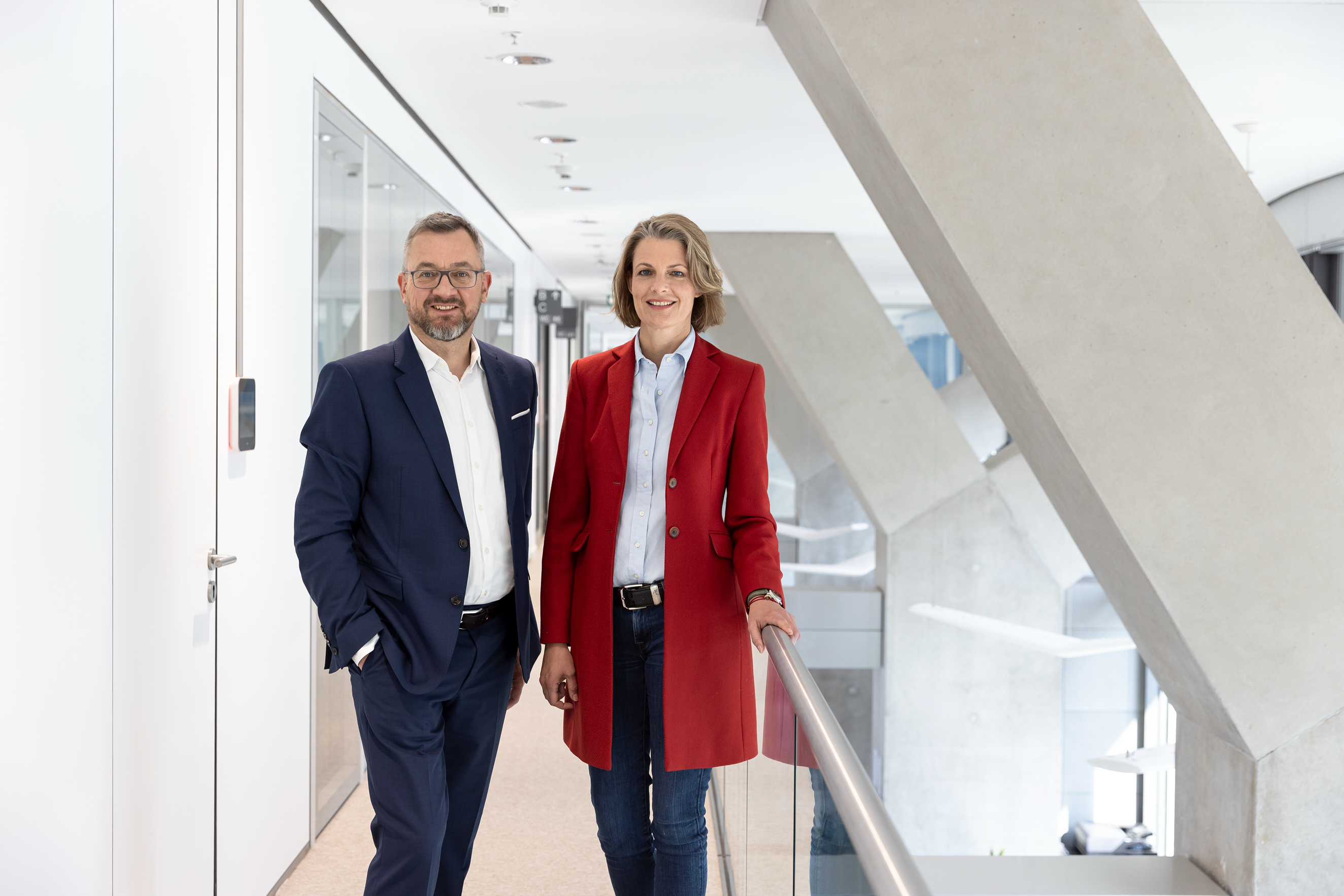 Das berlinovo-Geschäftsführungsduo Caroline Oelmann und Alf Aleithe im neuen
        Bürogebäude in der Linkstraße.