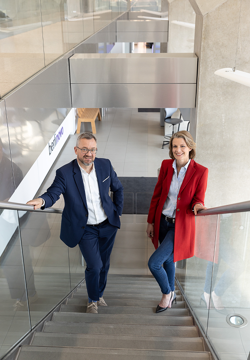 Das berlinovo-Geschäftsführungsduo Caroline Oelmann und Alf Aleithe auf der Treppe
im neuen Bürogebäude in der Linkstraße.