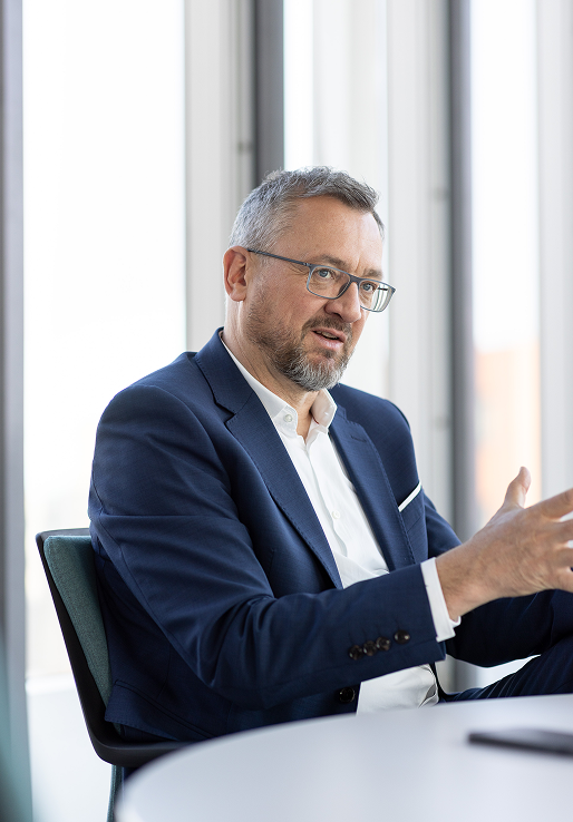 Der berlinovo-Geschäftsführer Alf Aleithe im Gespräch an einem Konferenztisch
sitzend.