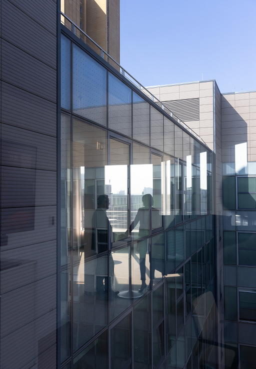 Detailblick auf das moderne Bürogebäude mit großen Glasflächen.